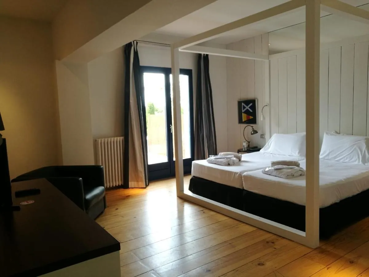 Hotel Trias Паламос 4*,